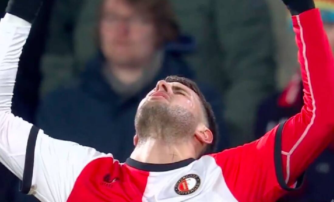 Santiago Giménez festeja uno de los tres goles que marcó con el Feyenoord ante el Heracles. Foto: Especial