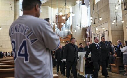 Los Dodgers de Los Ángeles reconocen a Fernando Valenzuela por tener corazón de León