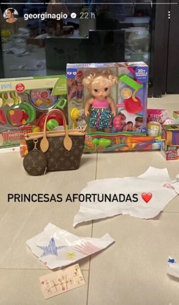 Los regalos en casa de Georgina Rodríguez y Cristiano Ronaldo. Fuente: Instagram @georginagio