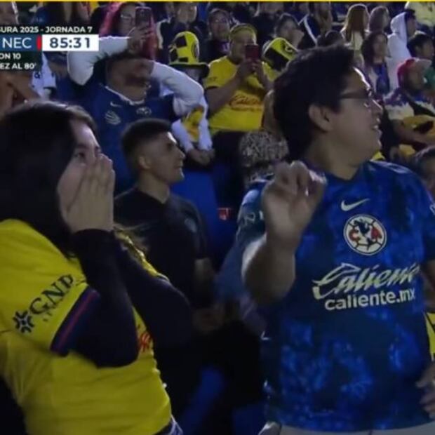 El aficionado del América mostró el anillo de compromiso que le daría a su novia. Foto: Especial