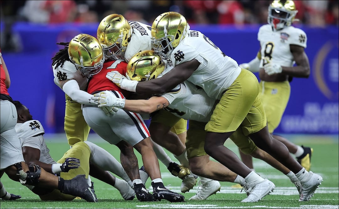 Trevor Etienne (1) de los Georgia Bulldogs es tacleado por jugadores de Notre Dame durante el tercer cuarto del Sugar Bowl. FOTO: AFP