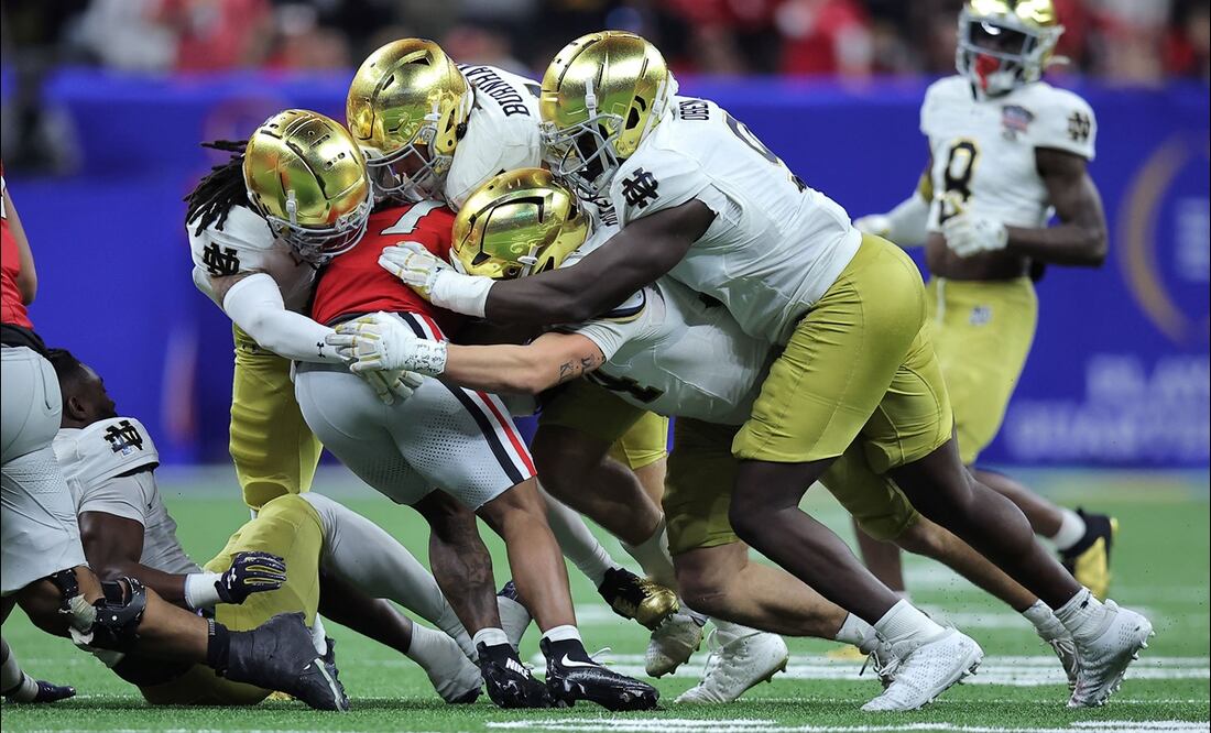 Trevor Etienne (1) de los Georgia Bulldogs es tacleado por jugadores de Notre Dame durante el tercer cuarto del Sugar Bowl. FOTO: AFP