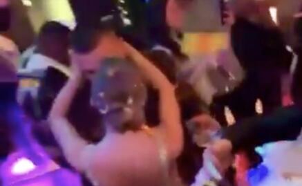 Taylor Swift y Travis Kelce reciben el 2024 con romántico beso