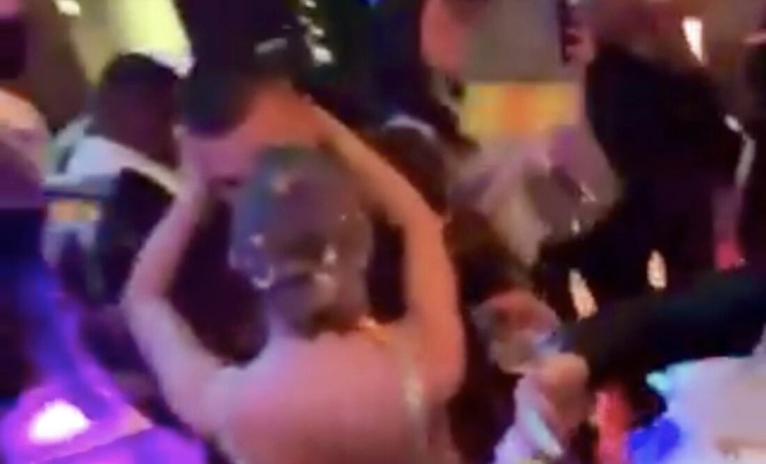 Taylor Swift y Travis Kelce reciben el 2024 con romántico beso