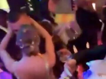 Taylor Swift y Travis Kelce reciben el 2024 con romántico beso