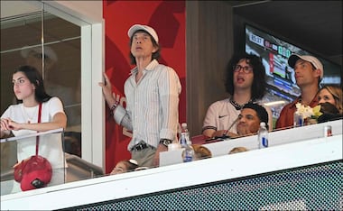 El cantante británico Mick Jagger observa con atención las acciones del duelo Noruega ante Inglaterra en el Miami Stadium. FOTO: AFP