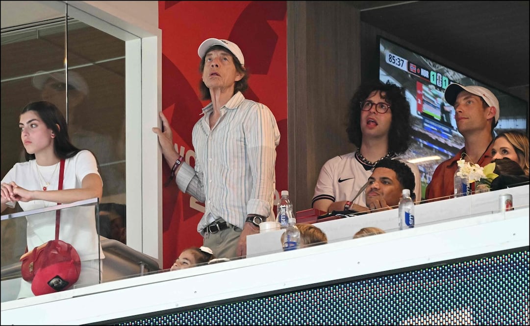 El cantante británico Mick Jagger observa con atención las acciones del duelo Noruega ante Inglaterra en el Miami Stadium. FOTO: AFP