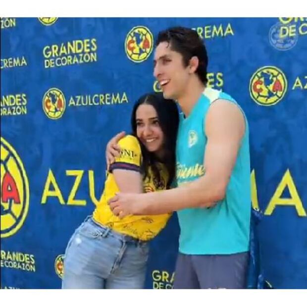 Alan Cervantes le regaló una playera del América a la aficionada, Ana Pau. Foto: Especial