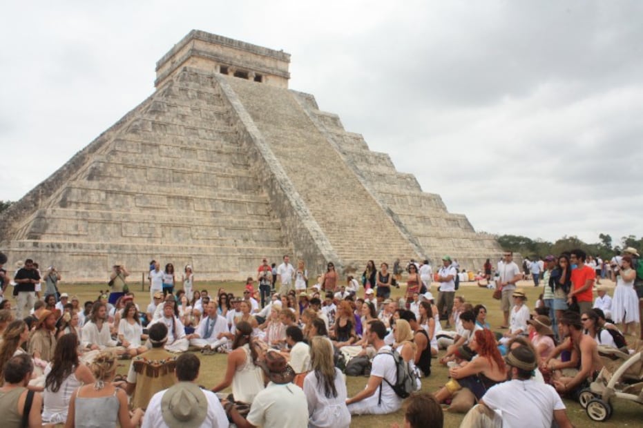 3 turistas que han subido ilegalmente la pirámide de Chichén-Itzá y su multa