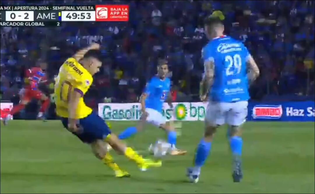 Richard Sánchez sorprendió a Kevin Mier con un disparo de larga distancia. FOTO: Captura