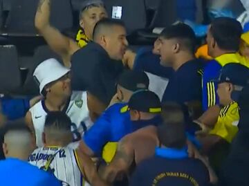 Juan Román Riquelme ayuda a detener disturbios durante juego del Boca Juniors