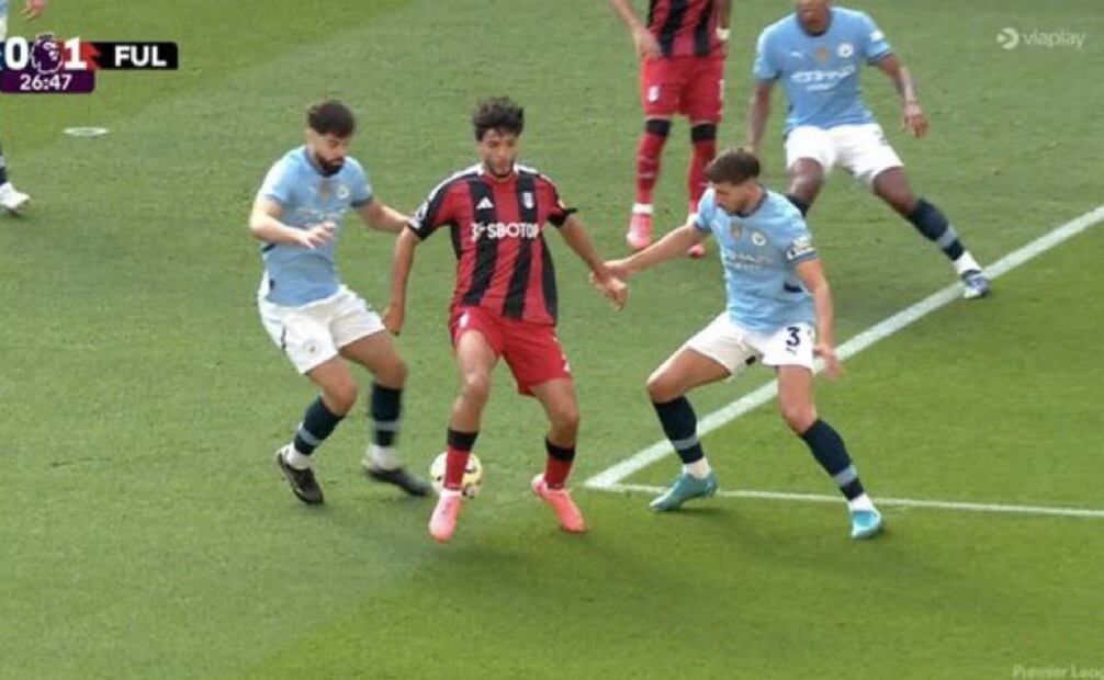 Raúl Jiménez dio una asistencia de taquito para abrir el marcado ante el Manchester City. Foto: Especial