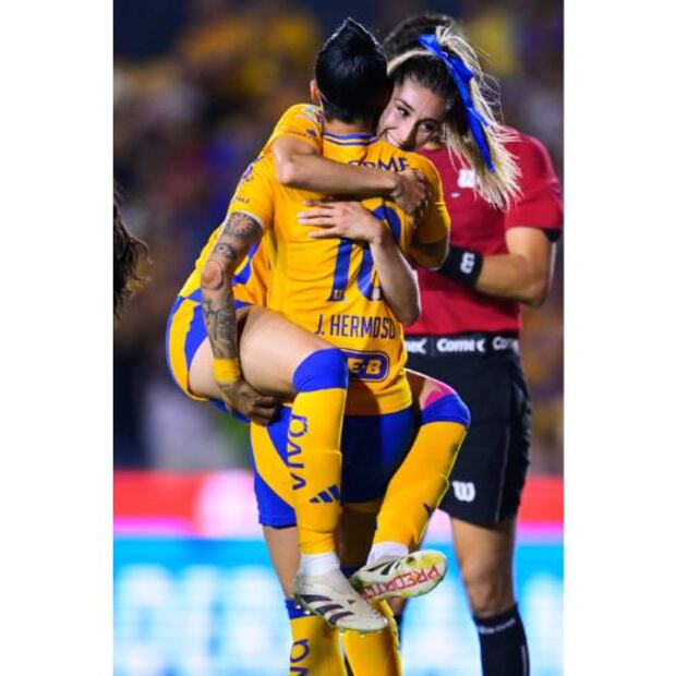 Tatiana Flores festejó de esta manera con jenni hermoso su primer gol con Tigres. Foto: @TigresFemenil