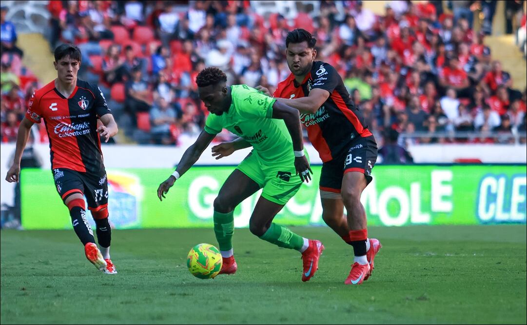 Avilés Hurtado y Eduardo Aguirre, durante el partido correspondiente a la Jornada 14, entre Atlas y FC Juárez. FOTO: Imago7