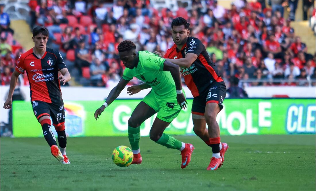 Avilés Hurtado y Eduardo Aguirre, durante el partido correspondiente a la Jornada 14, entre Atlas y FC Juárez. FOTO: Imago7