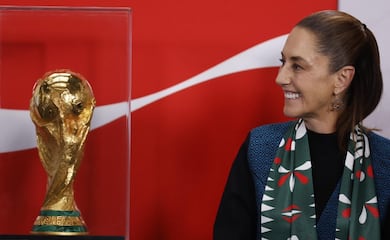Claudia Sheinbaum recibe la Copa del Mundo en Palacio Nacional a 100 días del pitazo inicial 