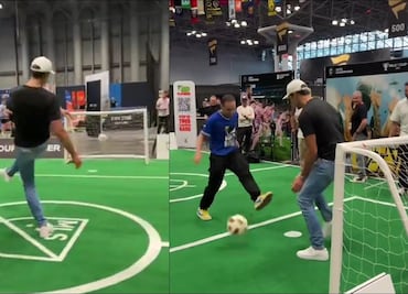 Tom Brady da clase de cómo pegarle a la pelota de futbol soccer durante un evento en Nueva York