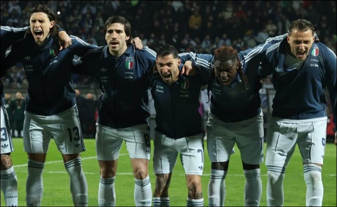 Jugadores de la selección de Italia reaccionan durante un partido. FOTO: @azzurri