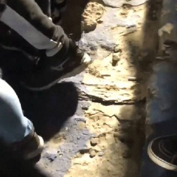 Las grietas son cada vez más evidentes en las gradas de La Bombonera. Foto: Especial