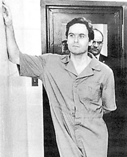 Ted Bundy, la historia de un asesino serial elegante y seductor