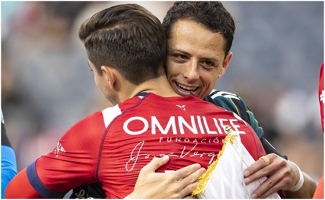 'Chicharito' Hernández e Isaac Brizuela abrazándose / FOTO: Imago7