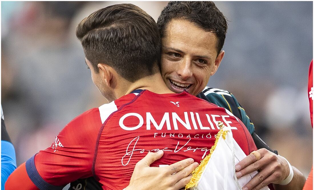 'Chicharito' Hernández e Isaac Brizuela abrazándose / FOTO: Imago7