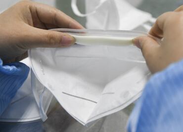 Las diferencias entre un cubrebocas KN95 original y una imitación