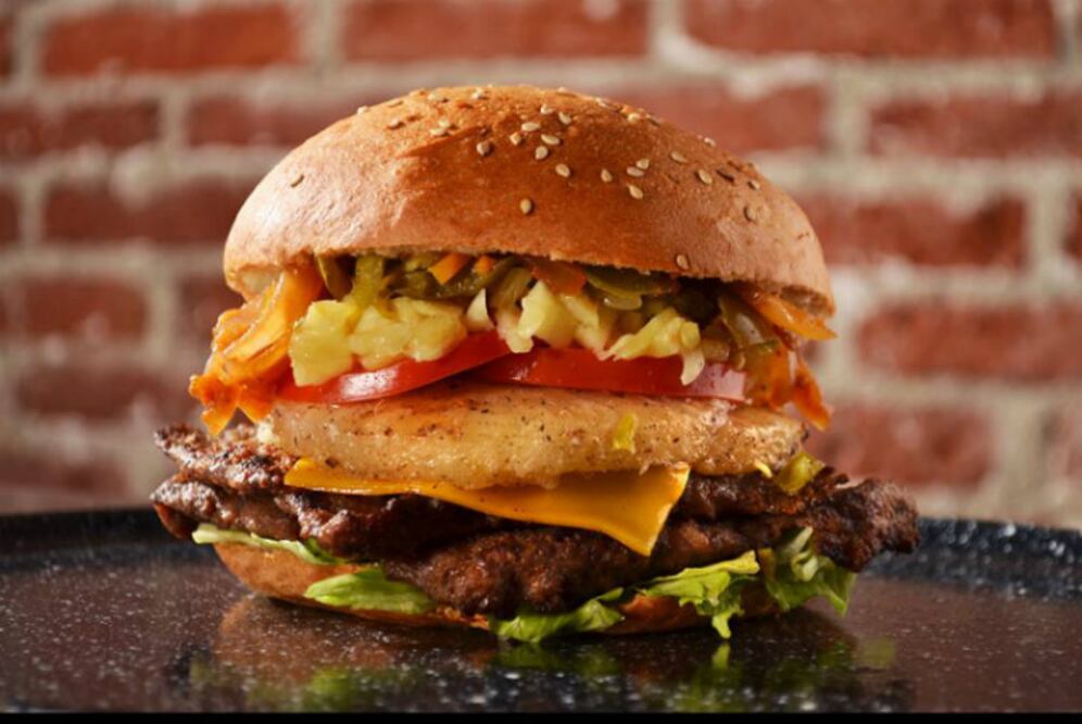 Todas sus hamburguesas se sirven con piña, cebolla enchipotlada, queso y jalapeño. También tienen versiones de pollo y papas para acompañar, además de deliciosas alitas que harán que te olvides de la dieta. (Foto: Facebook Cabaña de Fuentes)