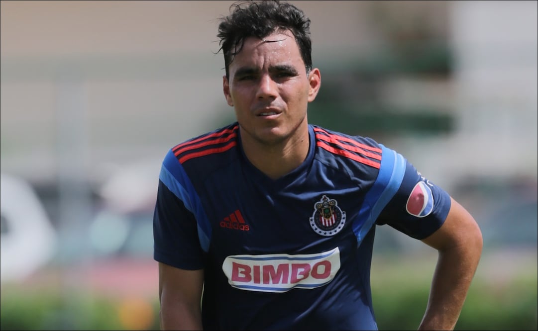 Omar Bravo se toma un respiro durante una práctica con las Chivas. FOTO: Imago7