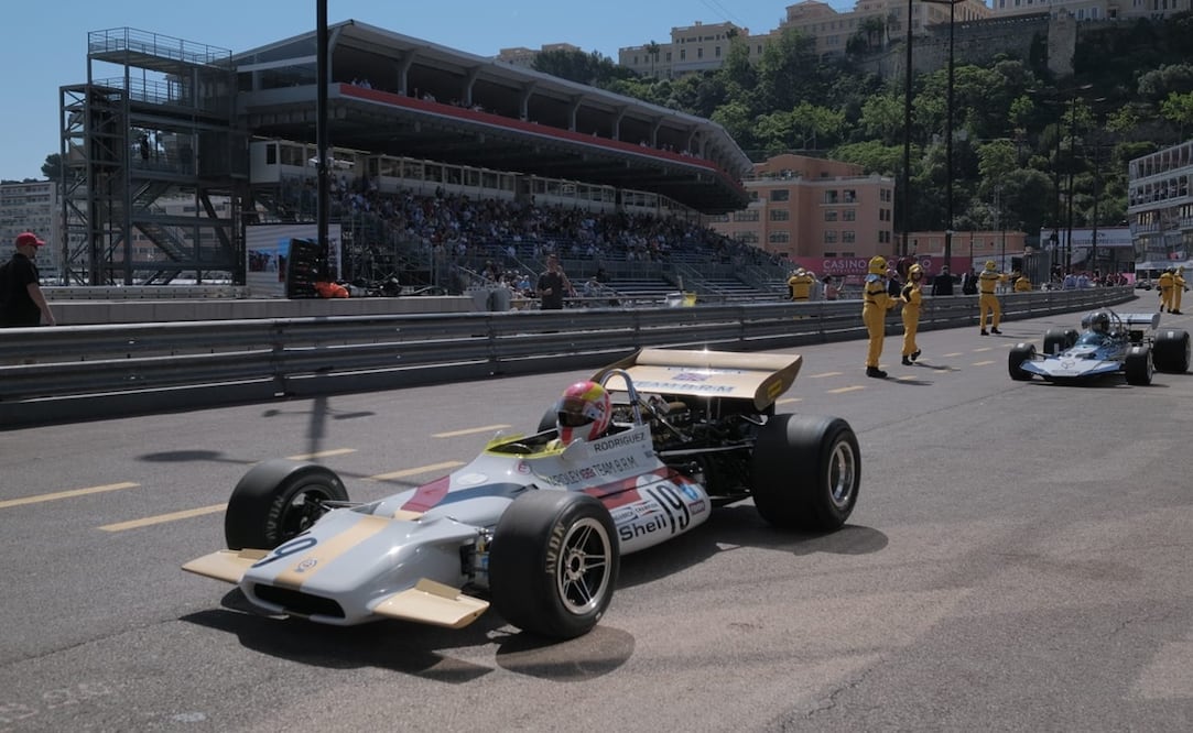 Adrián Fernández sobre el BRM de Pedro Rodríguez - Foto: Cortesía GP de México