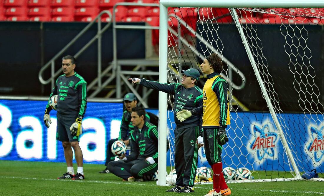 El Piojo Herrera no quería que Memo Ochoa fuera su portero en la Selección Mexicana. Foto: Imago7