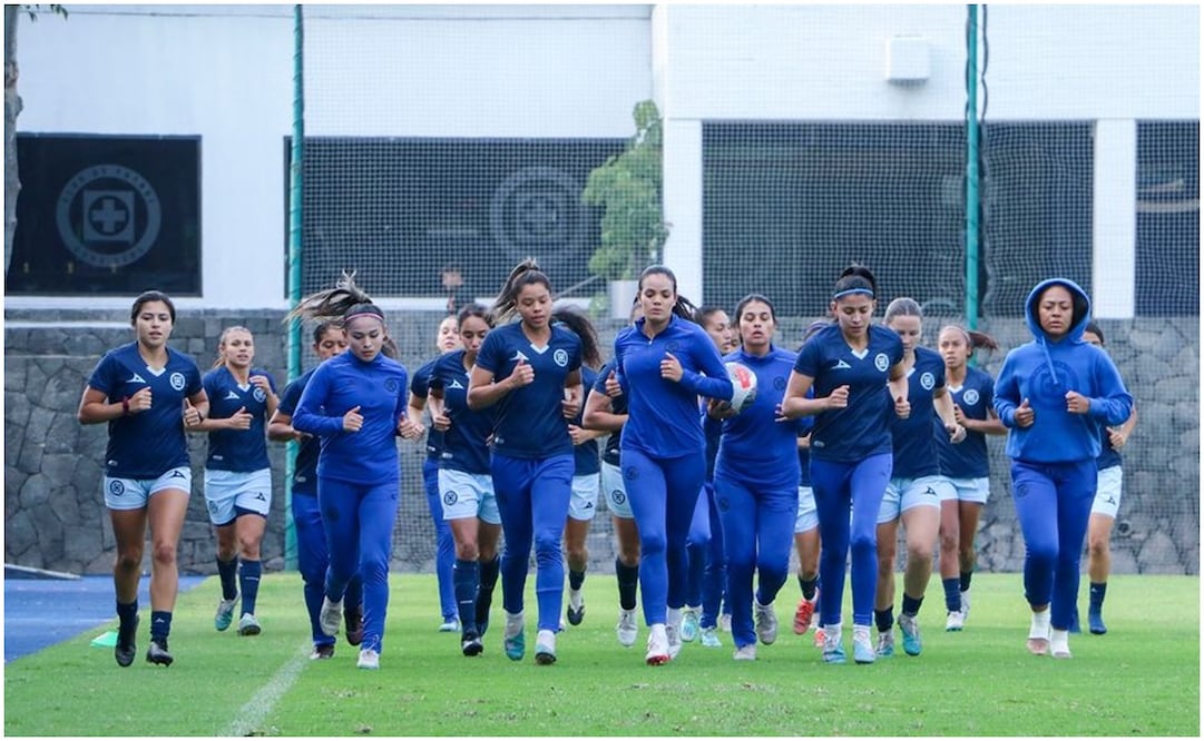 Jugadoras de Cruz Azul entrenando en La Noria / FOTO: Instagram @cruzazulfemenil