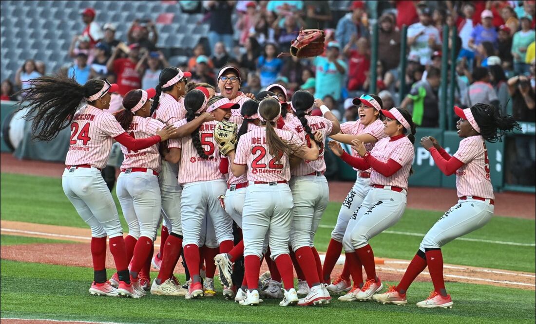 Las peloteras de Diablos Rojos Femenil celebran su pase a la Serie de la Reina 2025. FOTO: @DiablosFem