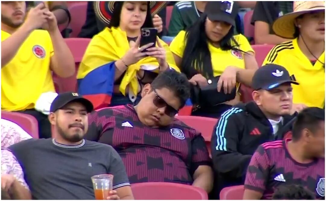 Aficionado dormido en el México vs Colombia / FOTO: Captura