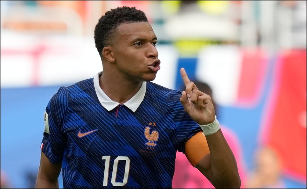 Kylian Mbappé, de Francia, festeja tras anotar el tercer gol de su equipo ante Inglaterra, en el encuentro por el tercer puesto del Mundial. FOTO: AP