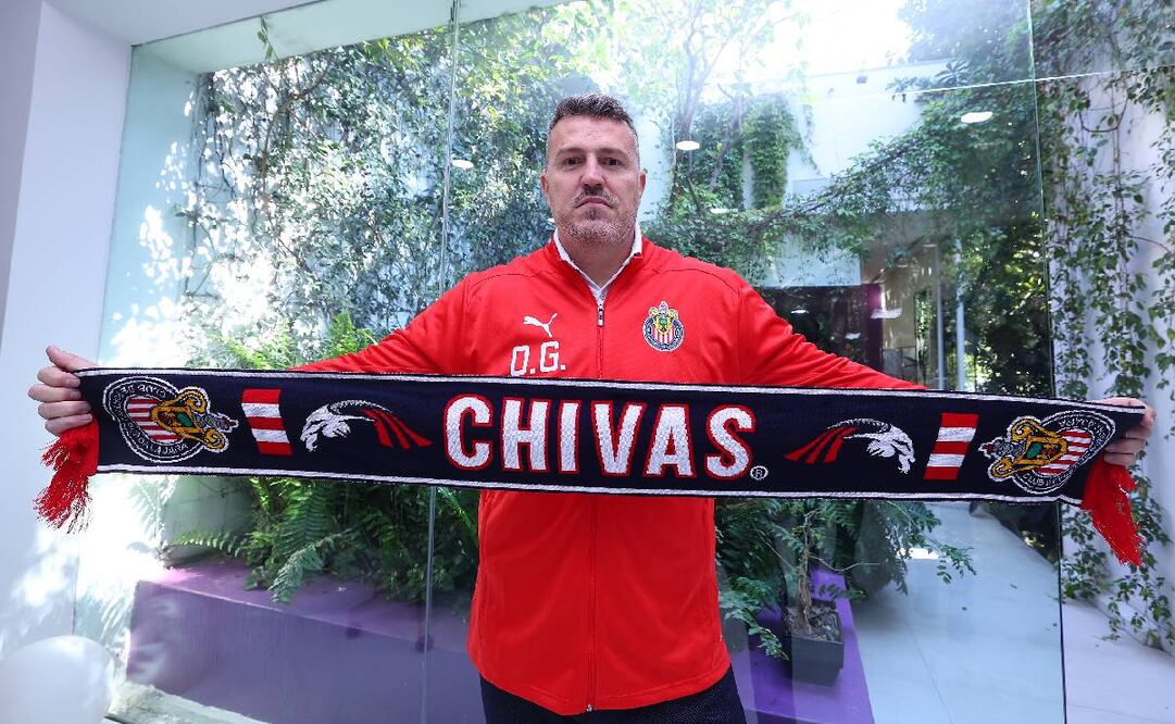 Óscar García Junyent ya posó con los colores de las Chivas. Foto: Chivas