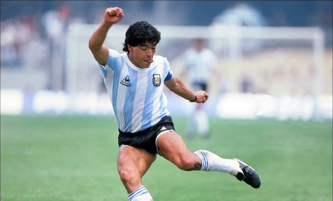 Diego Armando Maradona, durante un partido con la Albiceleste. FOTO: Especial