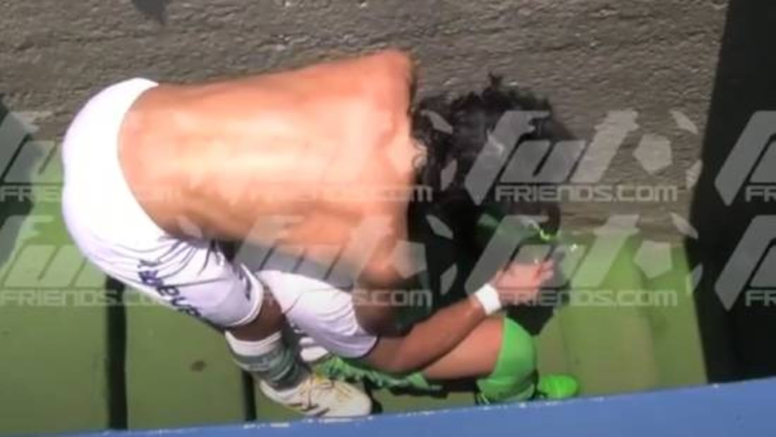 Oswaldo Sánchez fue consolado por Fernando Arce luego de que la porra de Pumas lo hizo llorar. Foto: Especial