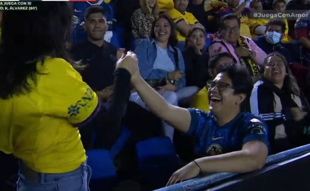 Aficionado del América se olvidó del partido ante Necaxa para pedirle matrimonio a su pareja. Foto: Especial