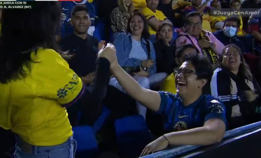 Aficionado del América se olvidó del partido ante Necaxa para pedirle matrimonio a su pareja. Foto: Especial