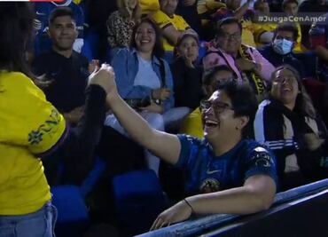 Aficionado del América le pidió matrimonio a su novia en pleno juego ante Necaxa