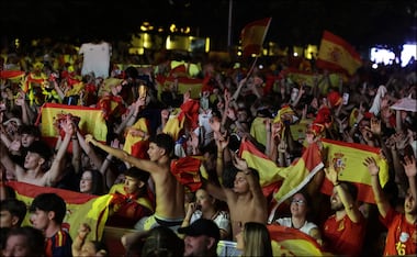 Aficionados españoles celebran el triunfo de España en la Final del Mundial 2026. FOTO: EFE