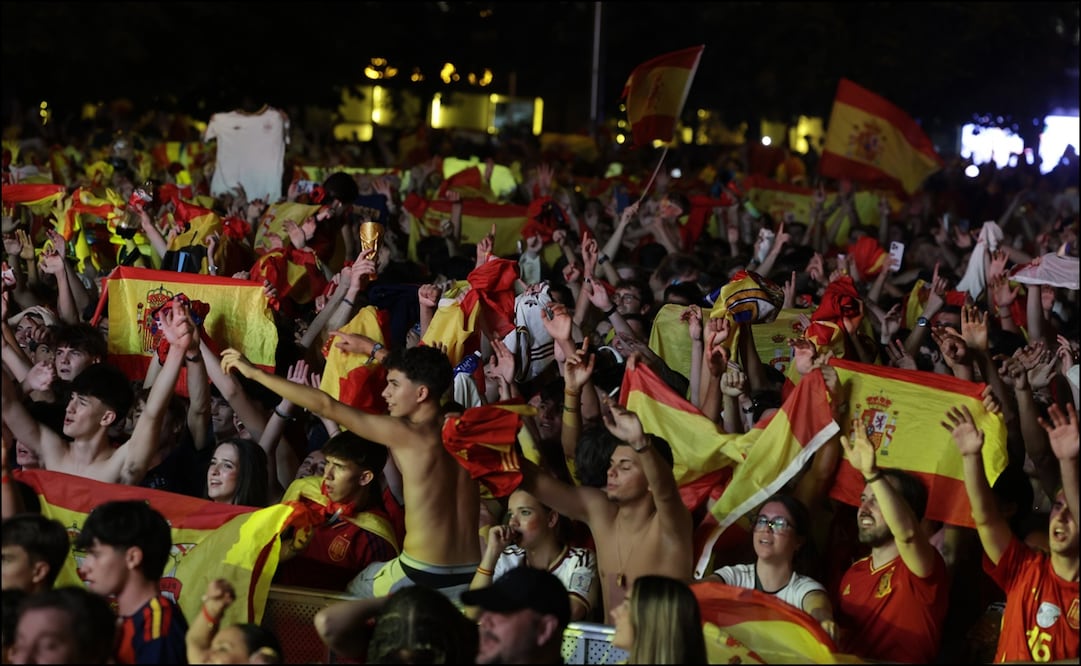 Aficionados españoles celebran el triunfo de España en la Final del Mundial 2026. FOTO: EFE