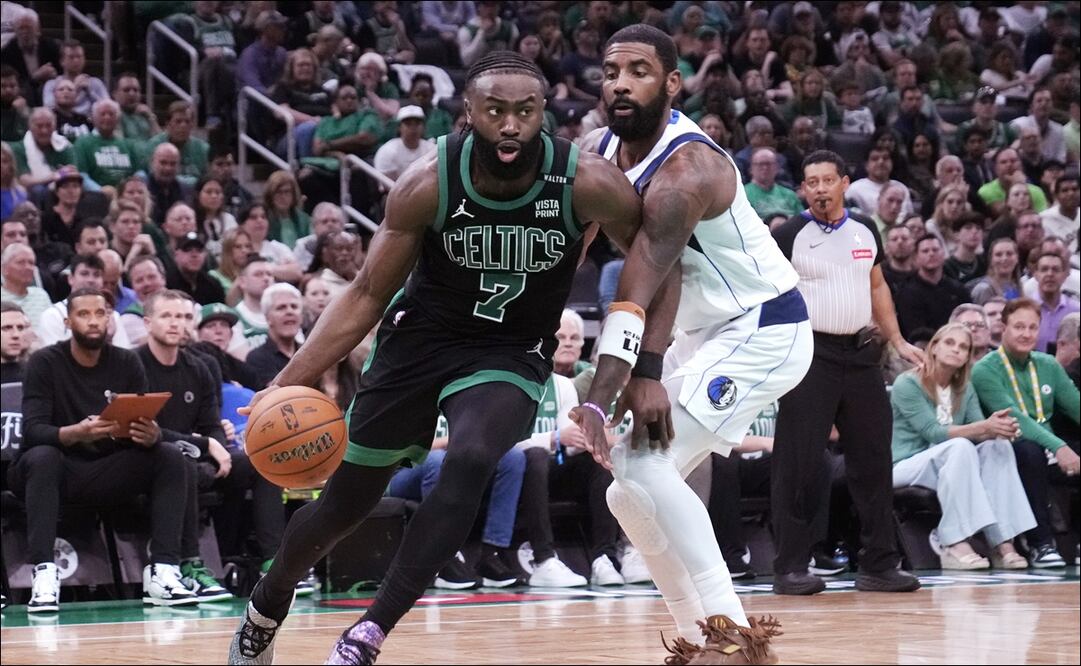 El guardia de los Celtics, Jaylen Brown (7), supera s Kyrie Irving, de Mavericks, durante la primera mitad del juego dos de las Finales de la NBA. FOTO: AP