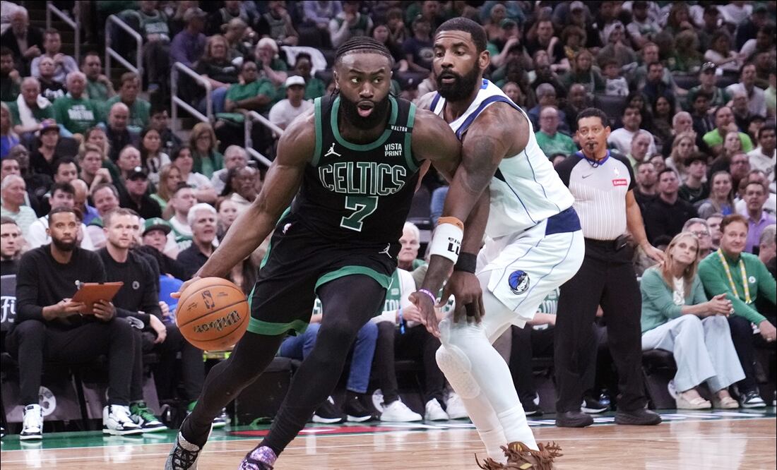 El guardia de los Celtics, Jaylen Brown (7), supera s Kyrie Irving, de Mavericks, durante la primera mitad del juego dos de las Finales de la NBA. FOTO: AP