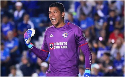 Kevin Mier se luce y se convierte en el héroe del primer tiempo del partido contra Pachuca