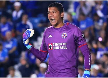Kevin Mier se luce y se convierte en el héroe del primer tiempo del partido contra Pachuca