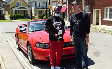 Dan beca y auto a joven que limpió calles tras protestas de racismo en EU