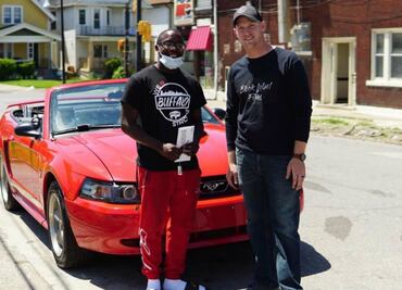 Dan beca y auto a joven que limpió calles tras protestas de racismo en EU