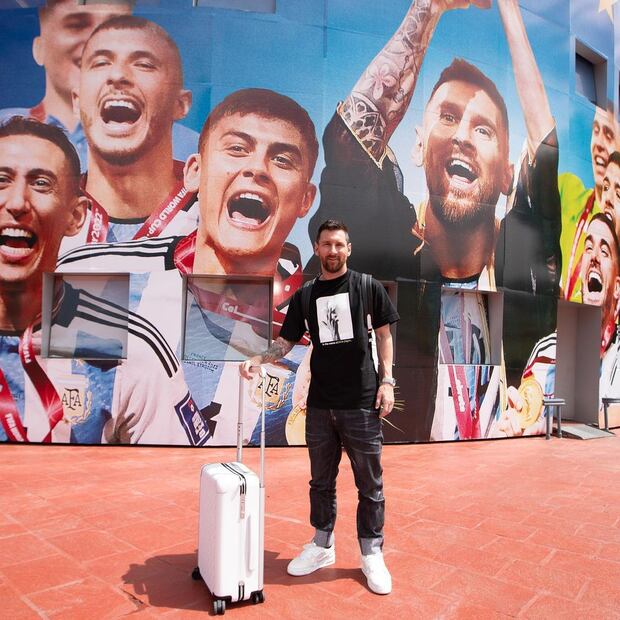 Messi llegó a la Argentina con una llamativa remera. Fuente: Instagram @leomessi